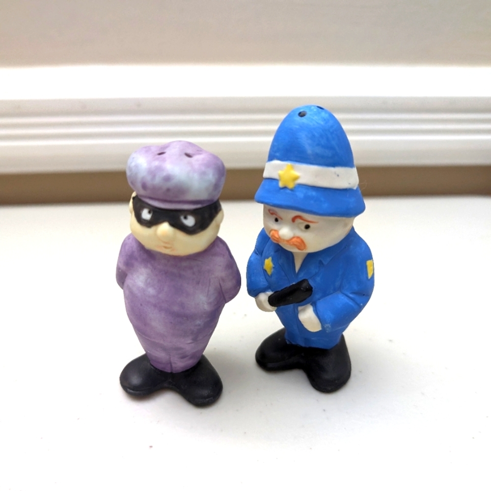 Vintage novelty cop and robber salt and pepper shakers.